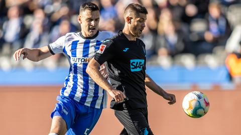  Berlins Filip Uremovic (l) kämpft gegen Andrej Kramaric von TSG Hoffenheim um den Ball. (dpa)